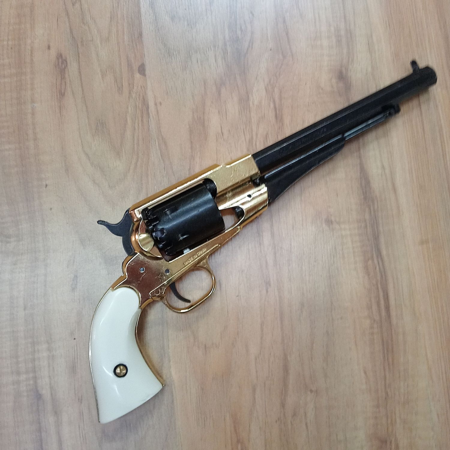 Revólver Remington avancarga. Réplica de arma USA año 1858. Marca Kolser.