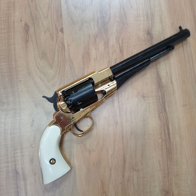 Revólver Remington avancarga. Réplica de arma USA año 1858. Marca Kolser.