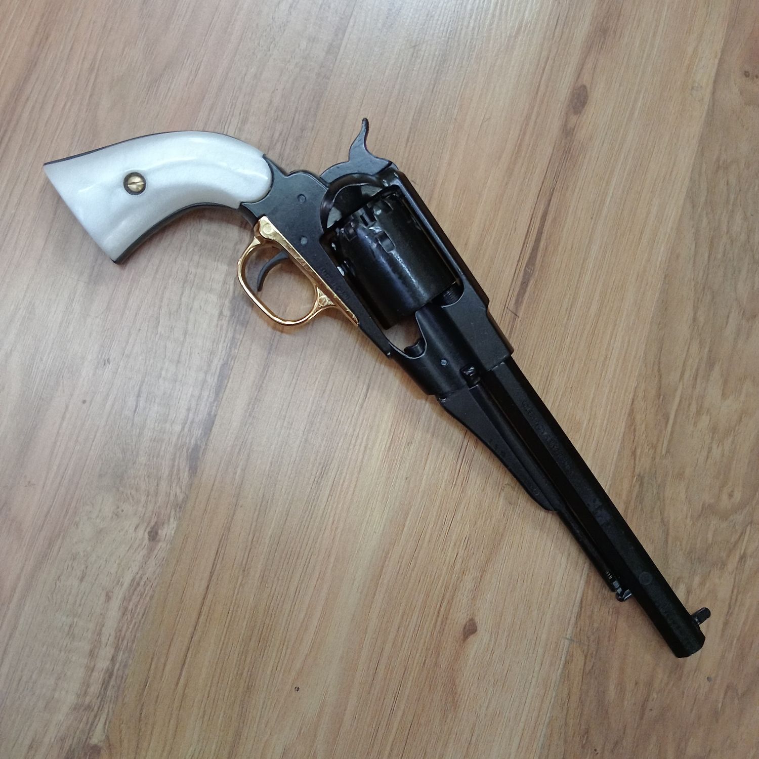 Revólver Remington avancarga. Réplica de arma USA año 1858. Marca Kolser. Revólver Remington avancarga. Réplica de arma USA año 1858. Marca Kolser.