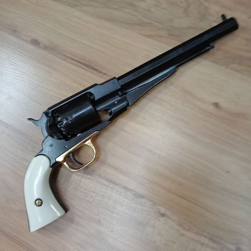 Revólver Remington avancarga. Réplica de arma USA año 1858. Marca Kolser.