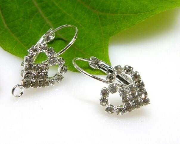 Orecchino con cuore strass