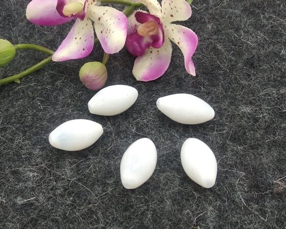 Perla ovale in vetro soffiato Bianco 25x14 mm