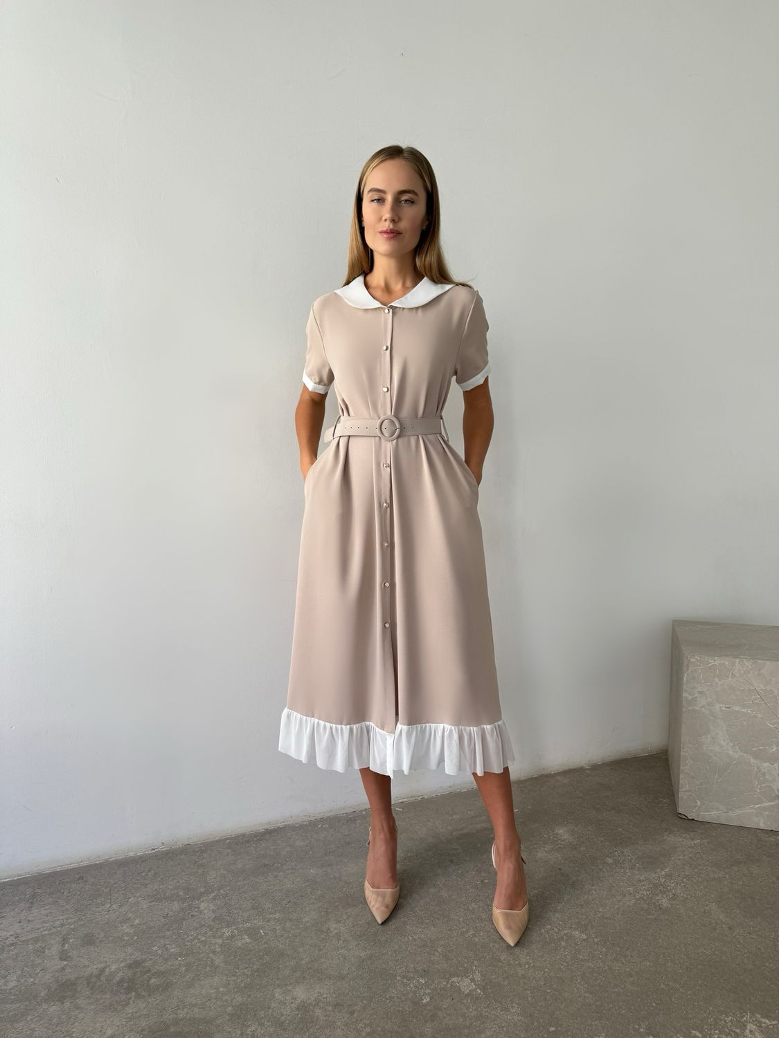 Платье в стиле 60-х с ремнем беж