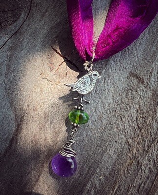 Robin pendant in silver with green garnet and amethyst