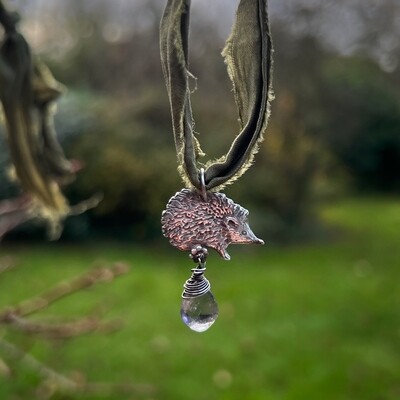 Hedgehog ribbon pendant with iolite.
