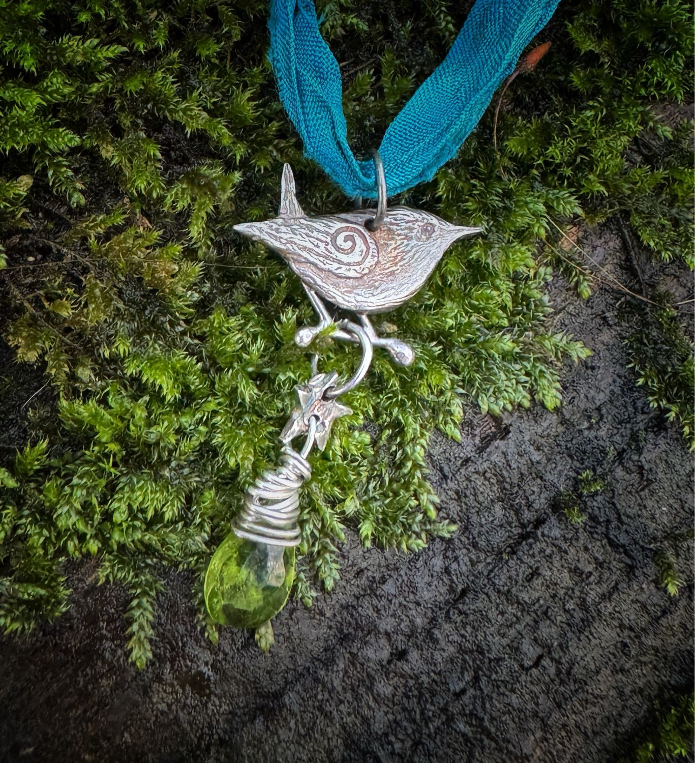 Wren Ribbon Pendant
