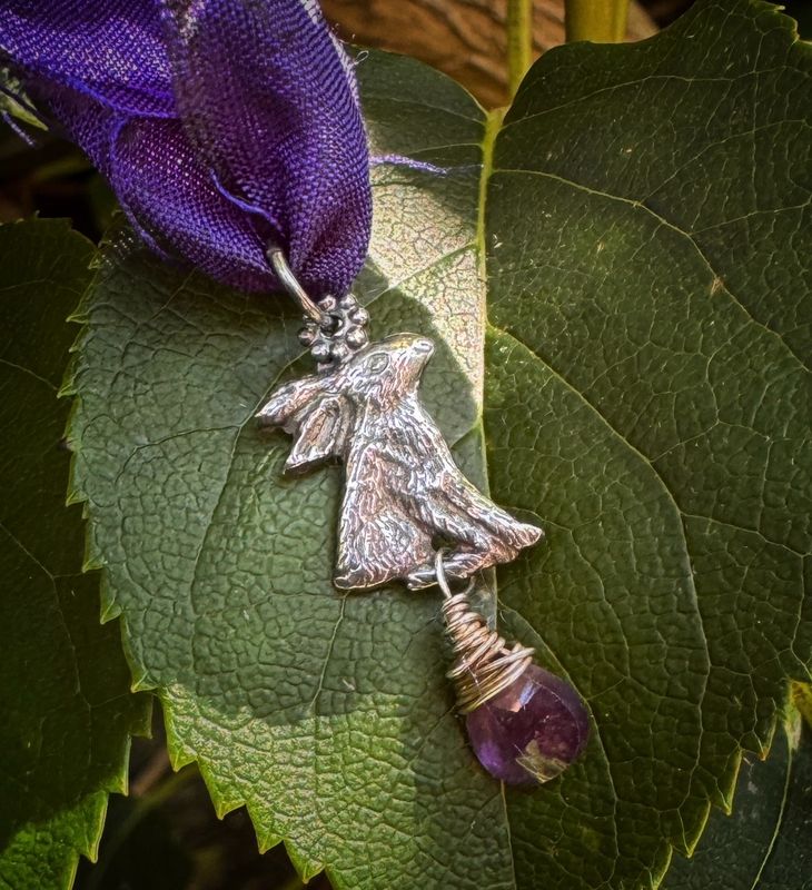 Hare Ribbon Pendant In Silver