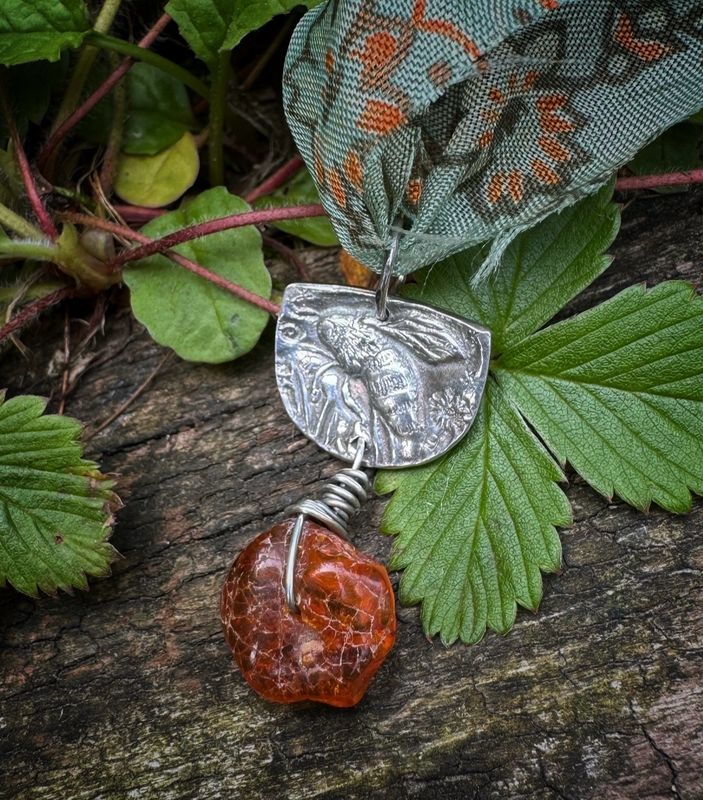 Bee Ribbon Pendant In Silver