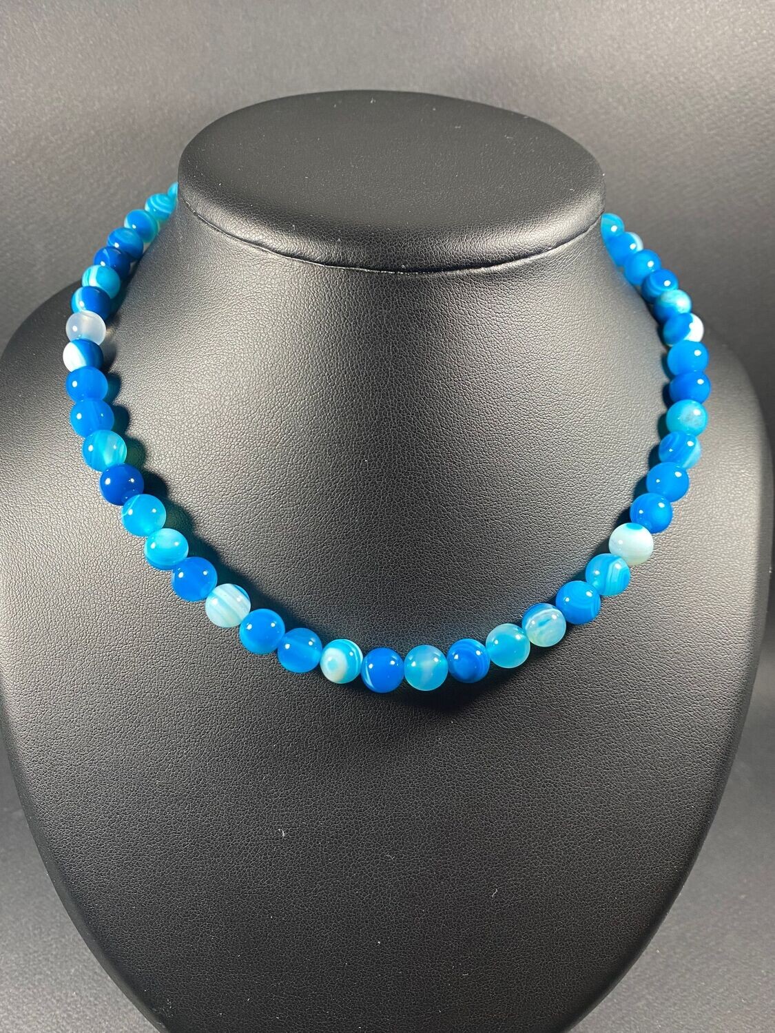 Collier d'Agate Bleue Zonée (teinté) en perles 8mm