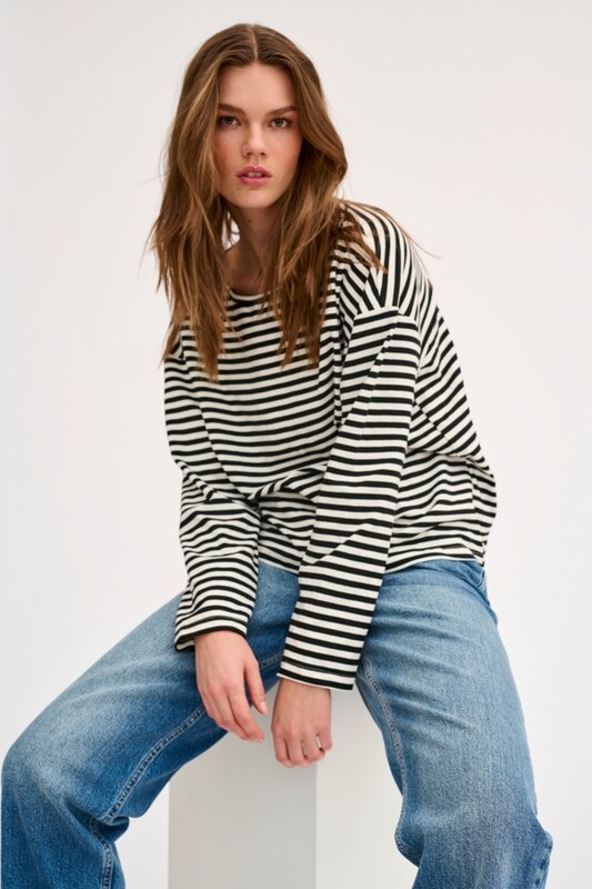 10704449 Black W. Off White Stripe
