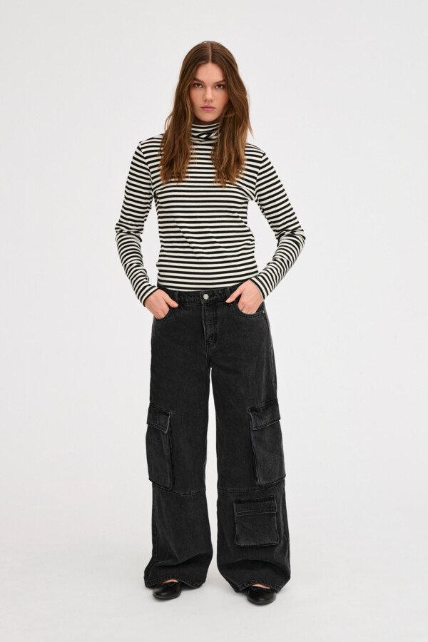 10704448 Black W. Off White Stripe