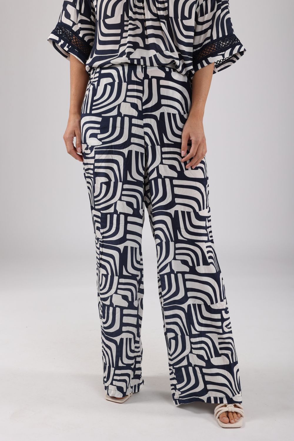 NKS09025 Offwhite/Navy