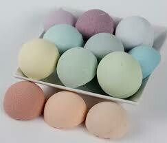 Rose/lavender-scented bath bomb: One colour