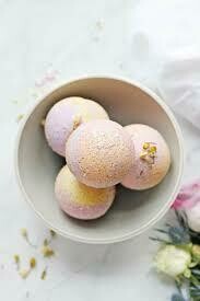 Rose/lavender-scented bath bomb: Two colors