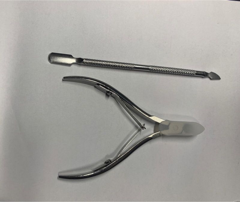ALICATE PARA CUTICULAS + REPUJADOR