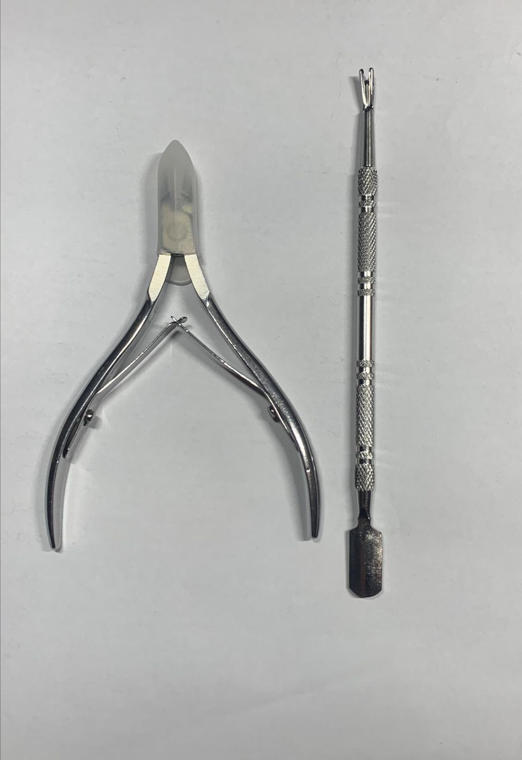 ALICATE PARA CUTICULAS + REPUJADOR