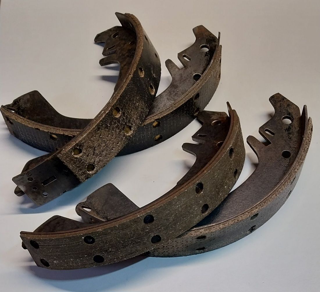 Mâchoires et garnitures de freins train avant 203 Peugeot