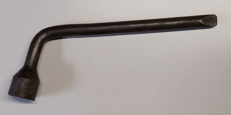 Outil ancien Ford en fer forgé douille 19