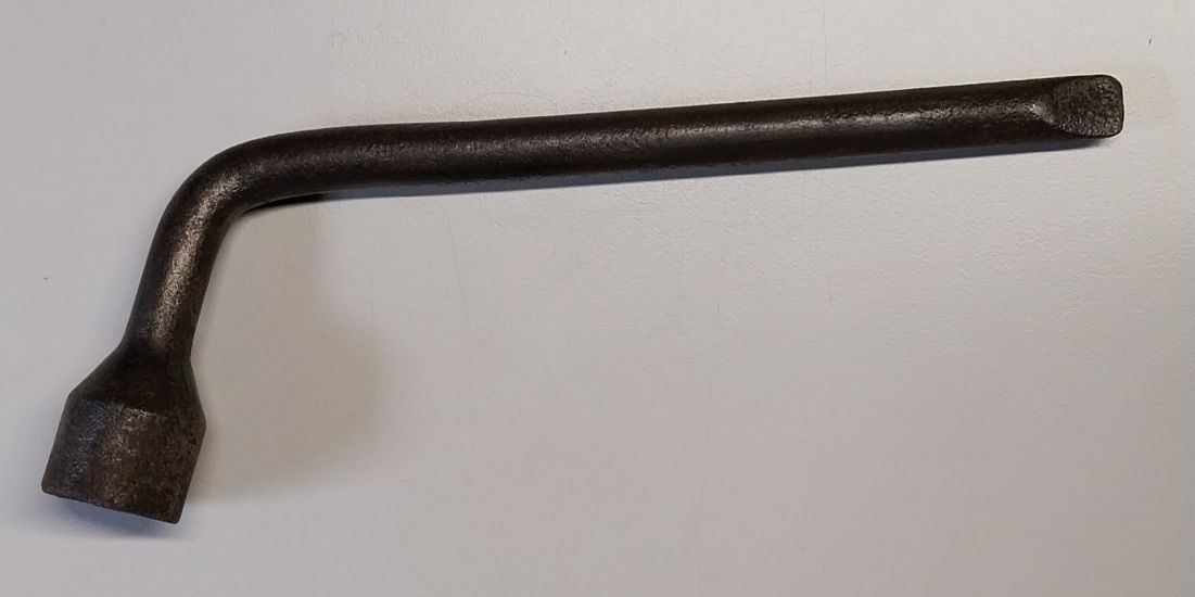Outil ancien Ford en fer forgé douille 19
