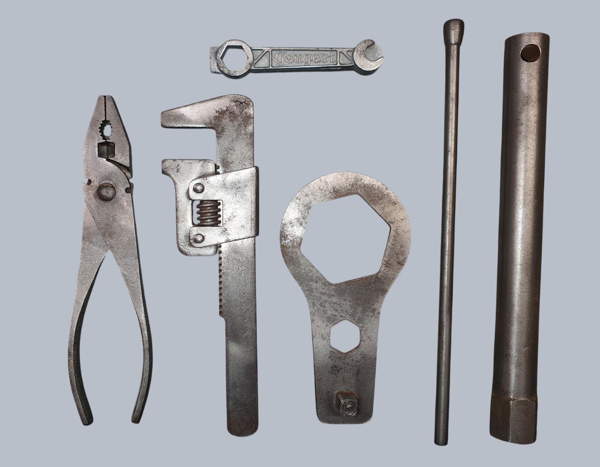 Nécessaire de premier dépannage (outils d'origine Peugeot)