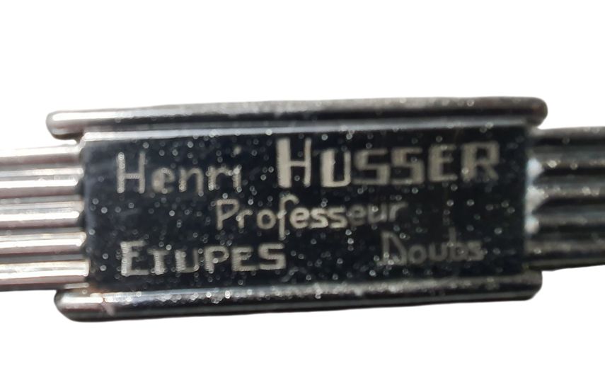 Accastillage boîte à gants centrale 203 Peugeot (personnalisée Henri HUSSER - Doubs)
