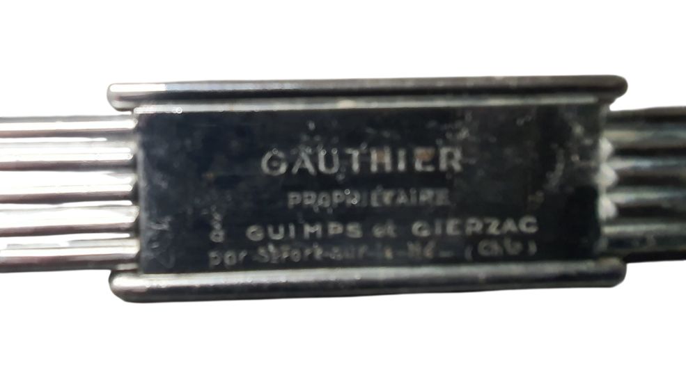 Accastillage boîte à gants centrale 203 Peugeot (personnalisée M. GAUTHIER en Charente)