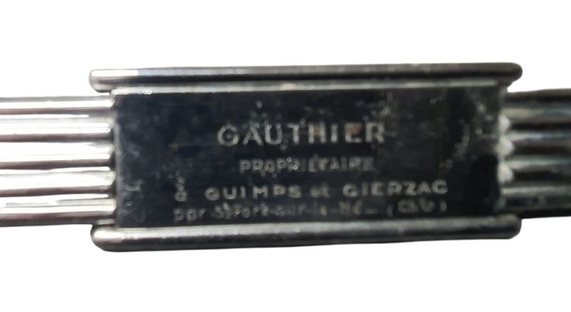 Accastillage boîte à gants centrale 203 Peugeot (personnalisée M. GAUTHIER en Charente)