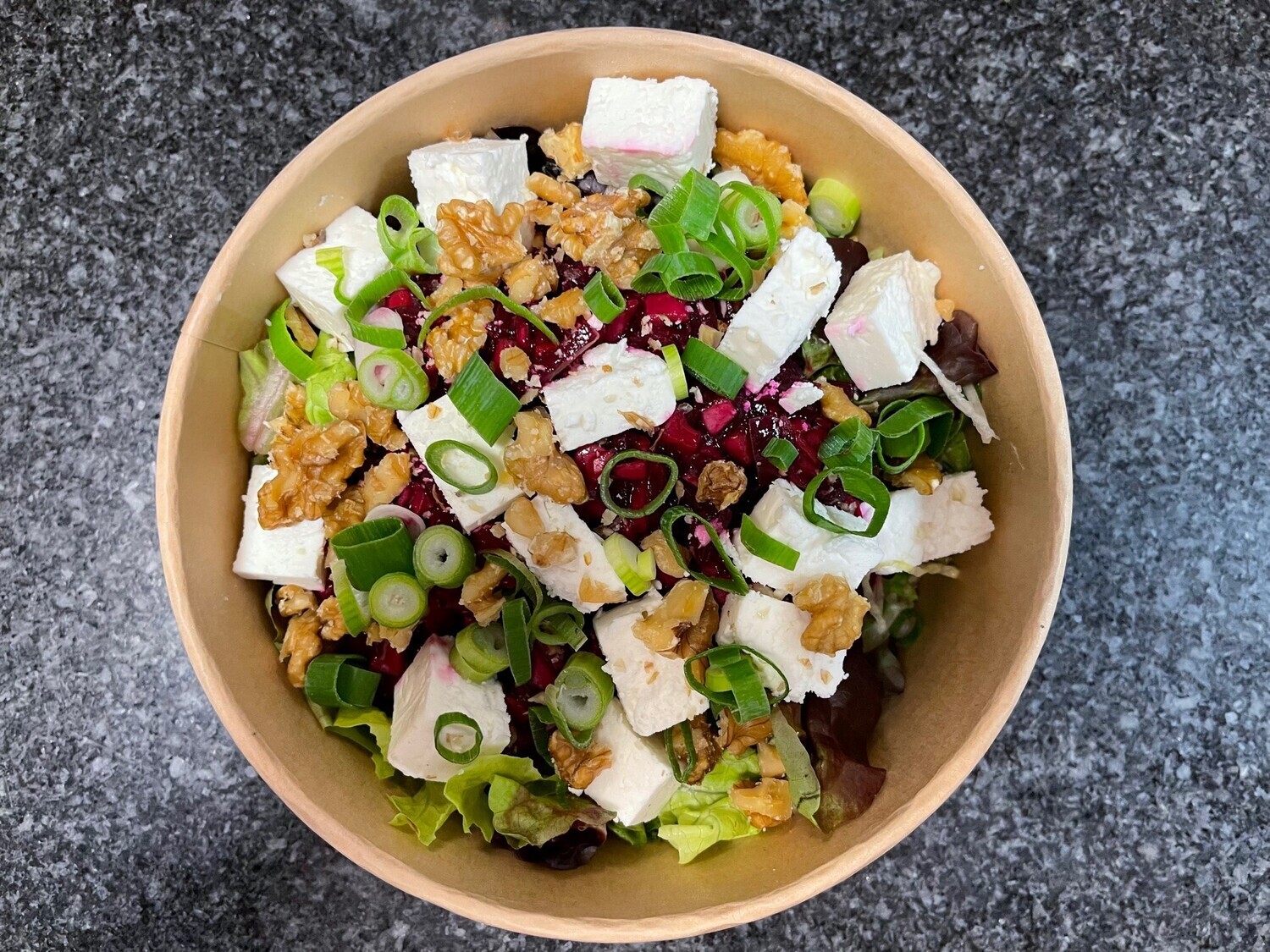 Salade met rode biet, feta en walnoten