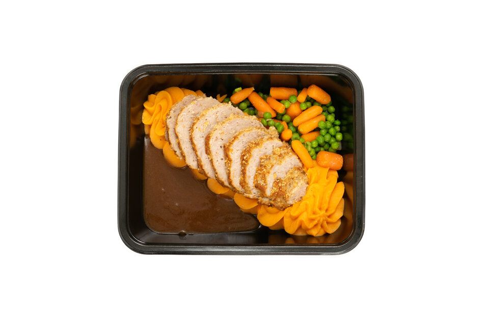 Vleesbrood met erwten, wortelen en puree