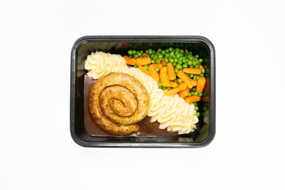 Chipolata met puree, wortelen en erwten