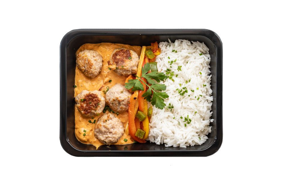 Kippenballetjes in Stroganoffsaus met rijst