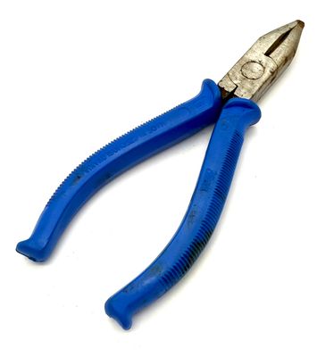 Spitzzange mit Schneide