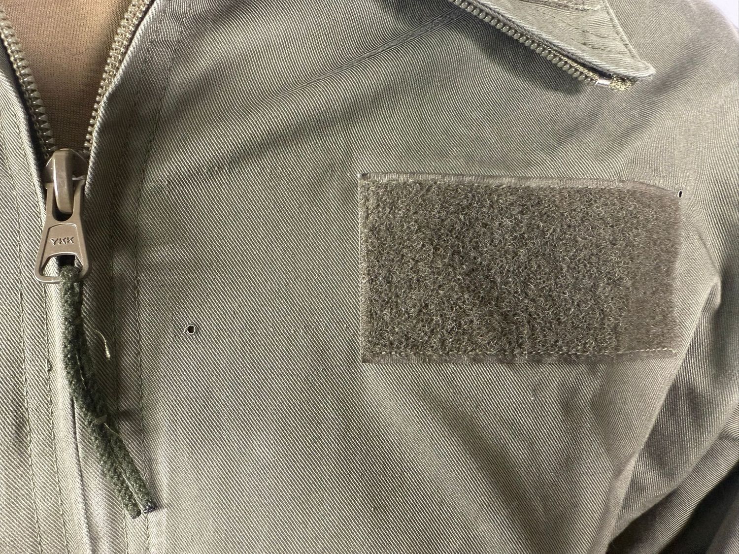 Näharbeiten an Jacke