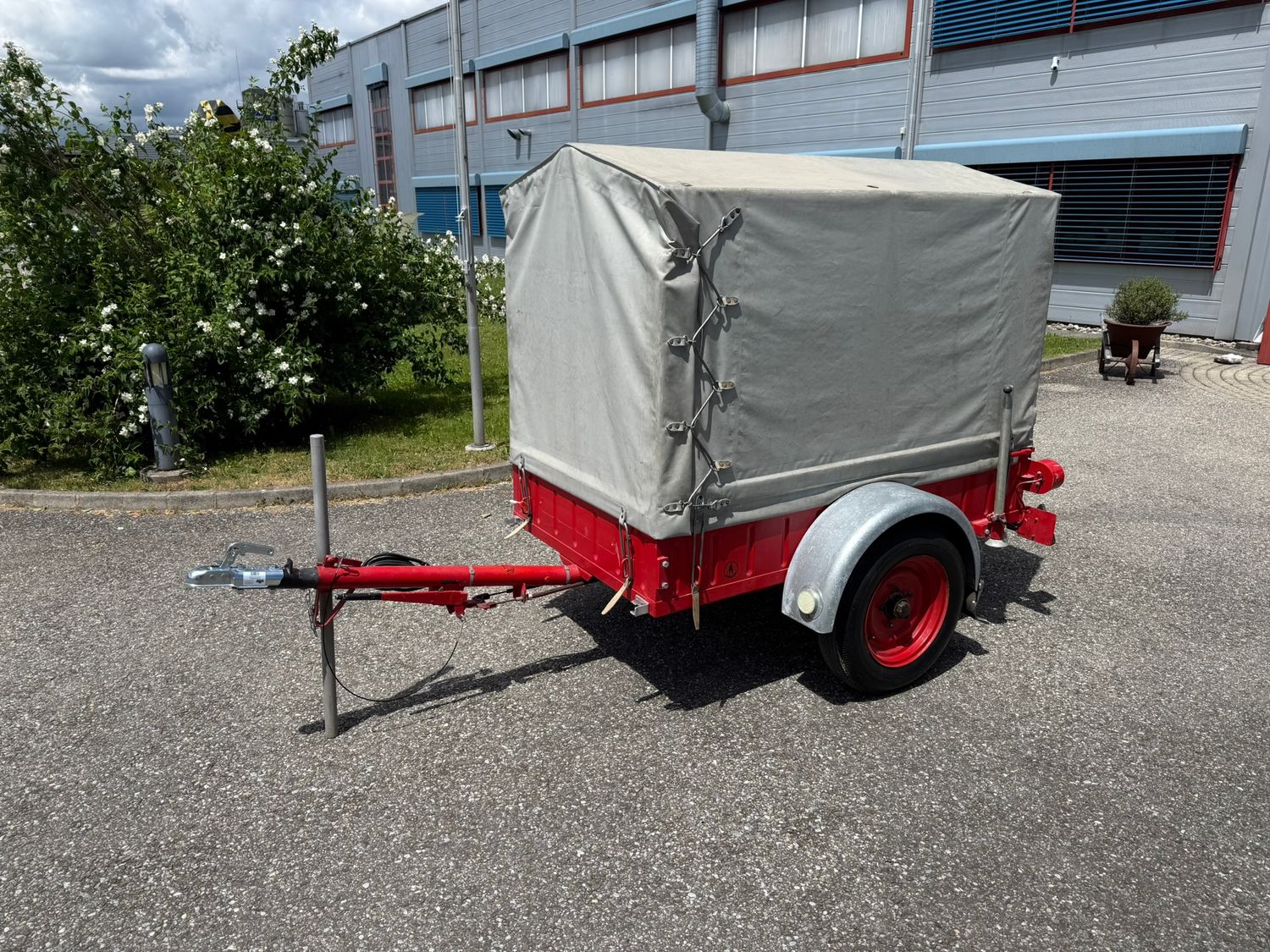 Anhänger mit Blachen-Gestell, Werkzeuganhänger