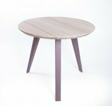 Pusdienu galds ar masīvu koka virsmu