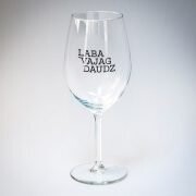 Vīna glāze, "Laba vajag daudz"