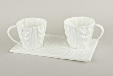 Porcelāna adīta apakštase divām kafijas krūzēm