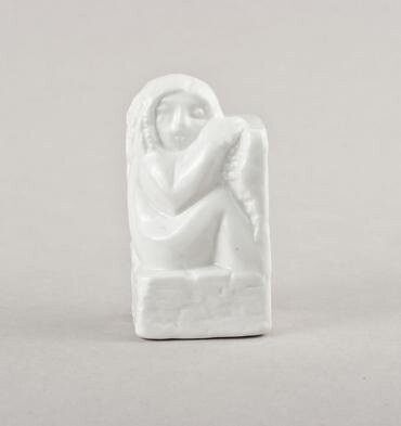 Porcelāna sieviete akmenī