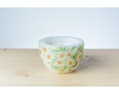 Laureta Candles svece podiņā ar citronzāles ēterisko eļļu, Dizains: Margrietiņas