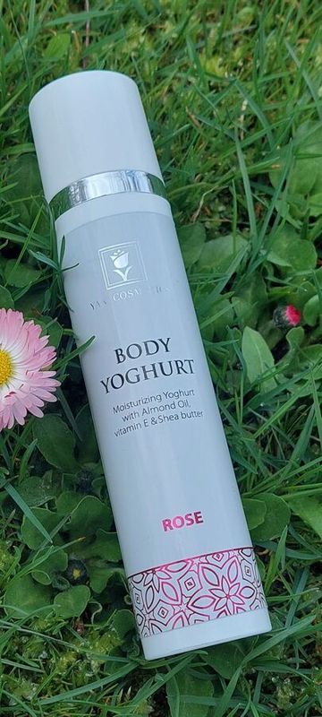 Ķermeņa jogurts ar rožu aromātu