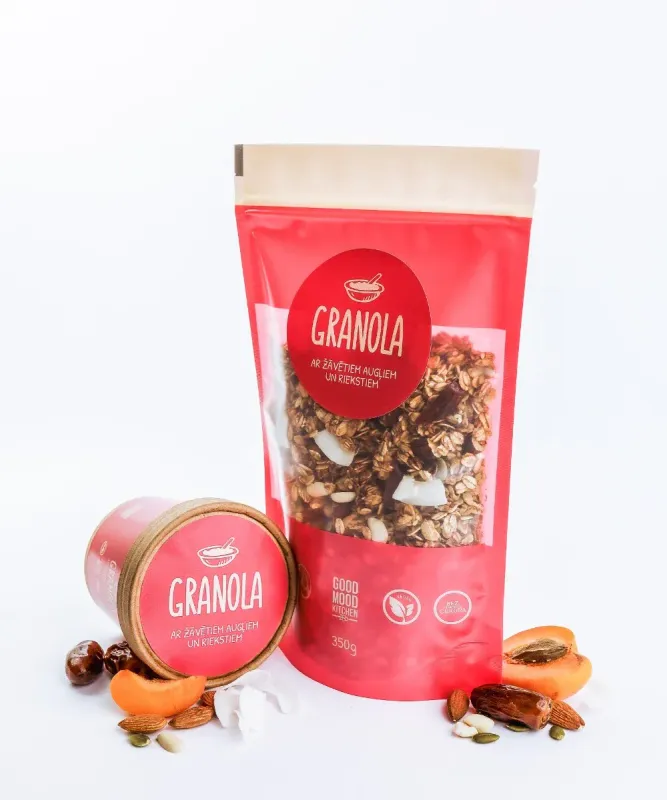 Granola ar žāvētiem augļiem un riekstiem