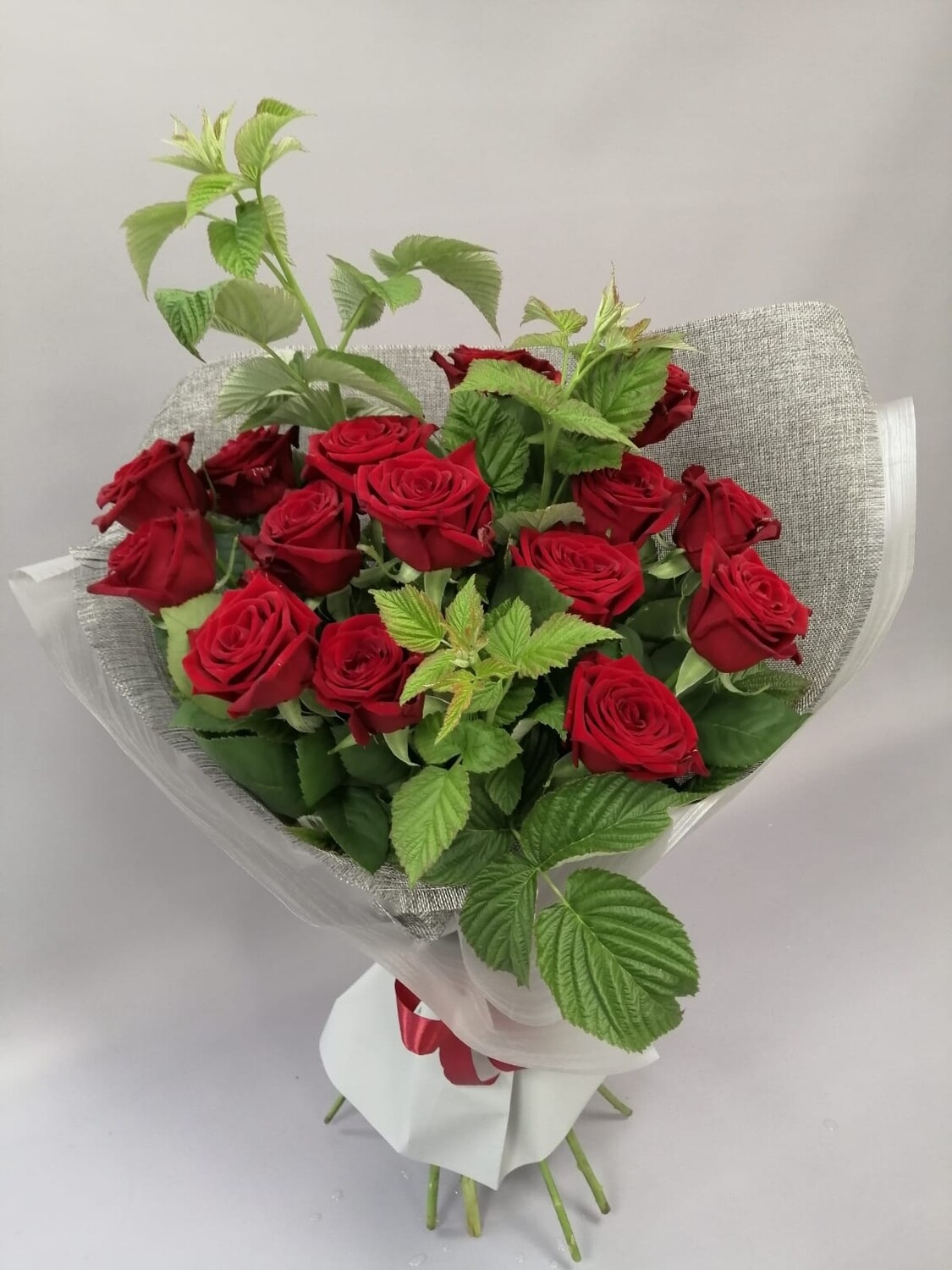 Букет Бордовые розы с Зеленью