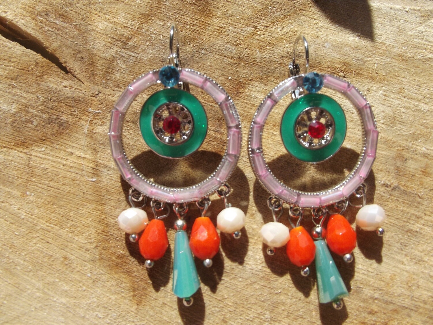 Boucles d'oreille émail vert et perles roses