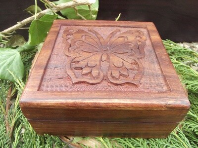 Boîte en bois sculpté papillon