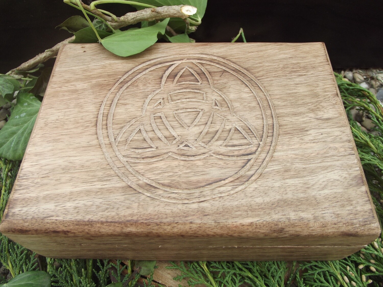Boîte en bois sculpté triquetra