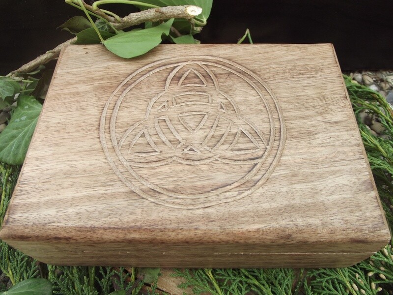 Boîte en bois sculpté triquetra