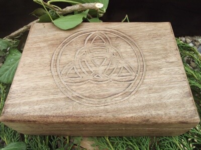 Boîte en bois sculpté triquetra