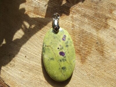 Pendentif serpentine sur stichtite
