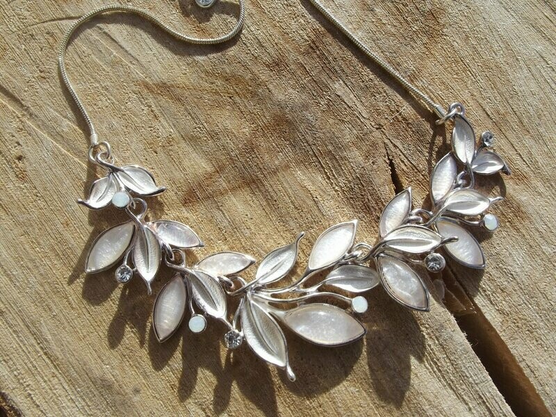 Collier émail blanc