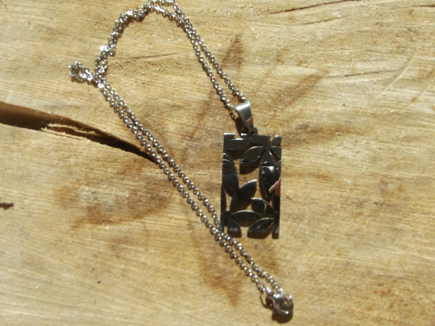 Collier acier végétal